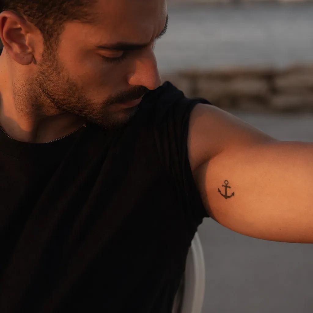 idée tatouage discret homme petite ancre blackwork