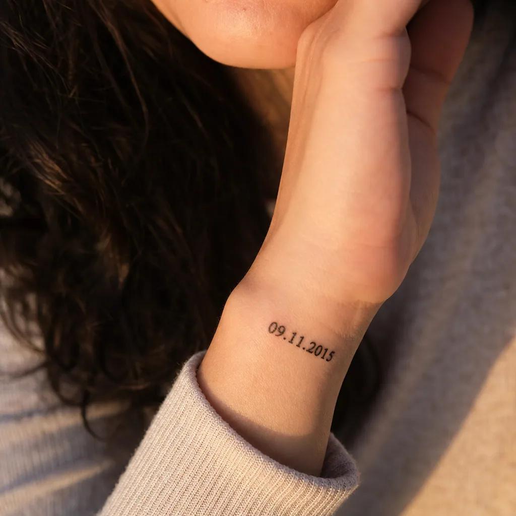 geburtsdatum-tattoo gotisches blackwork-datum, Foto auf echter Haut