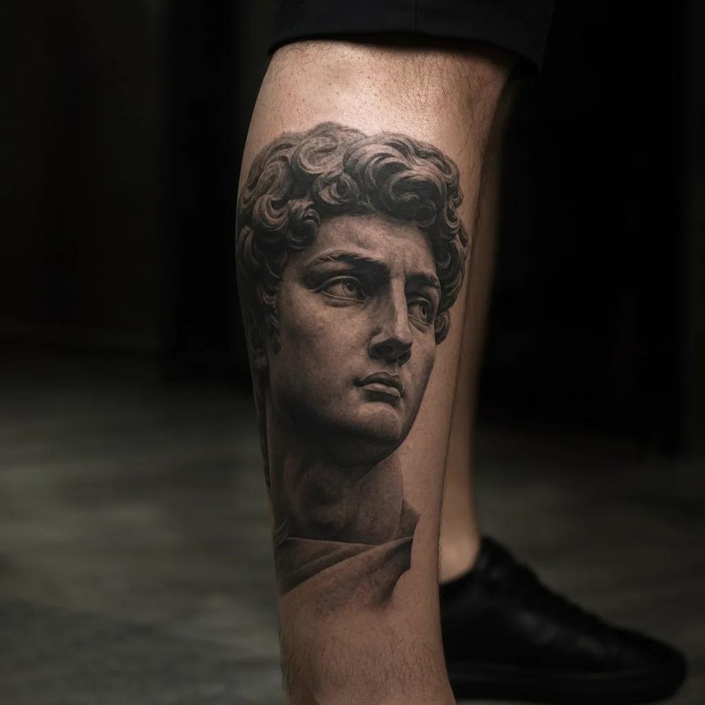 idée tatouage mollet portrait micro-réaliste