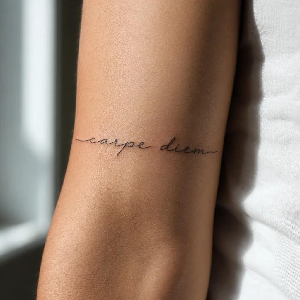 spruch-tattoo carpe diem minimalistisch, Foto auf echter Haut