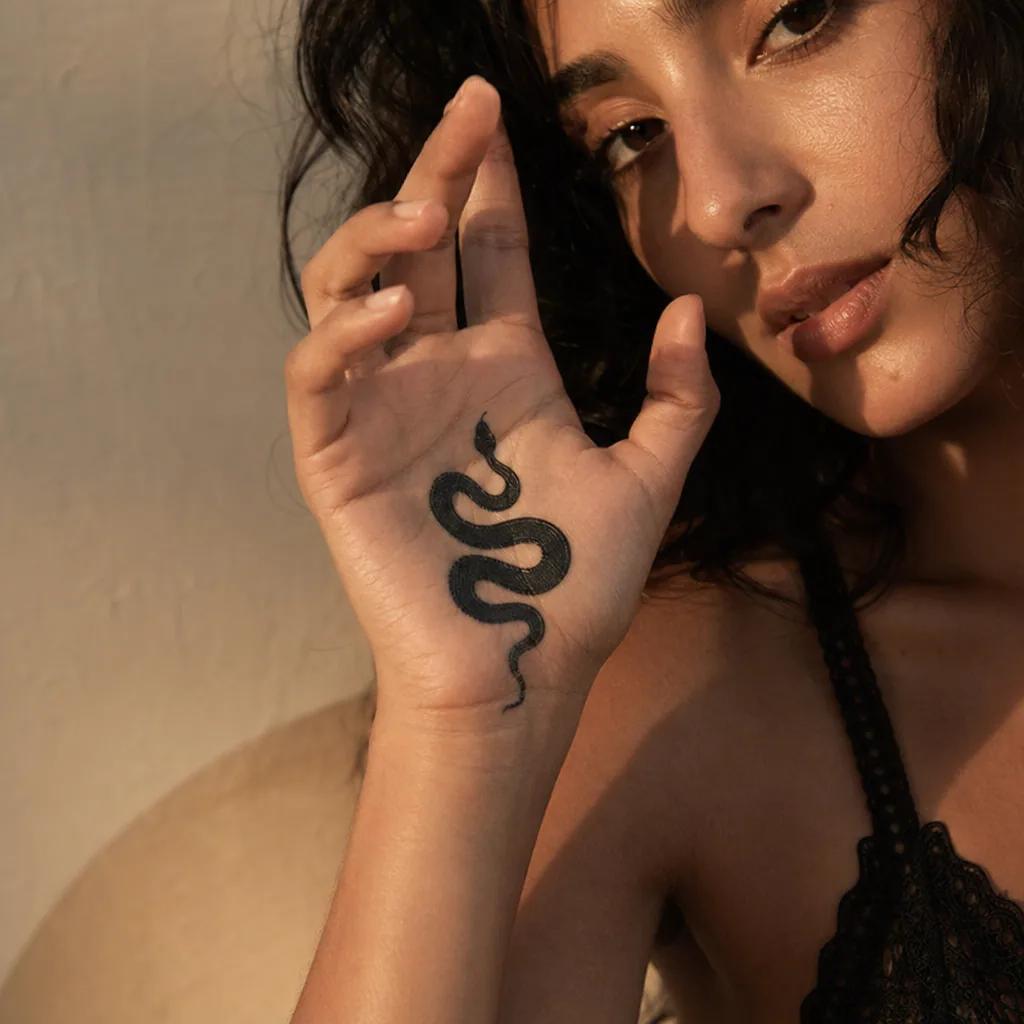 hand-tattoo hand blackwork schlange, Foto auf echter Haut