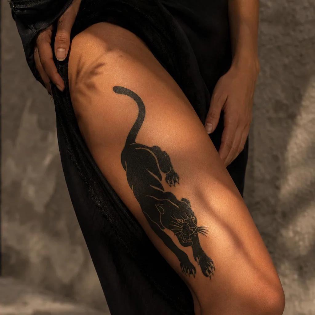 oberschenkel-tattoo panther blackwork