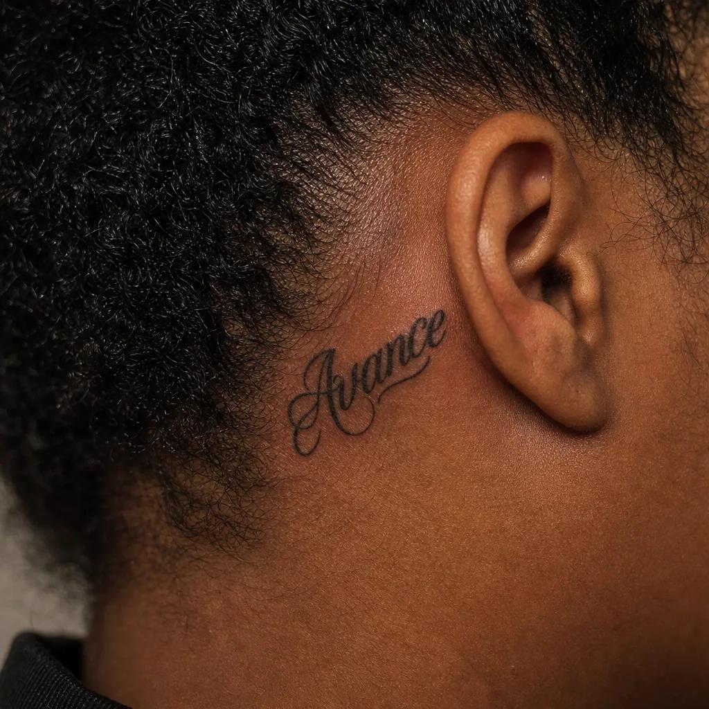 schriftzug-tattoo feiner chicano-schriftzug, Foto auf echter Haut
